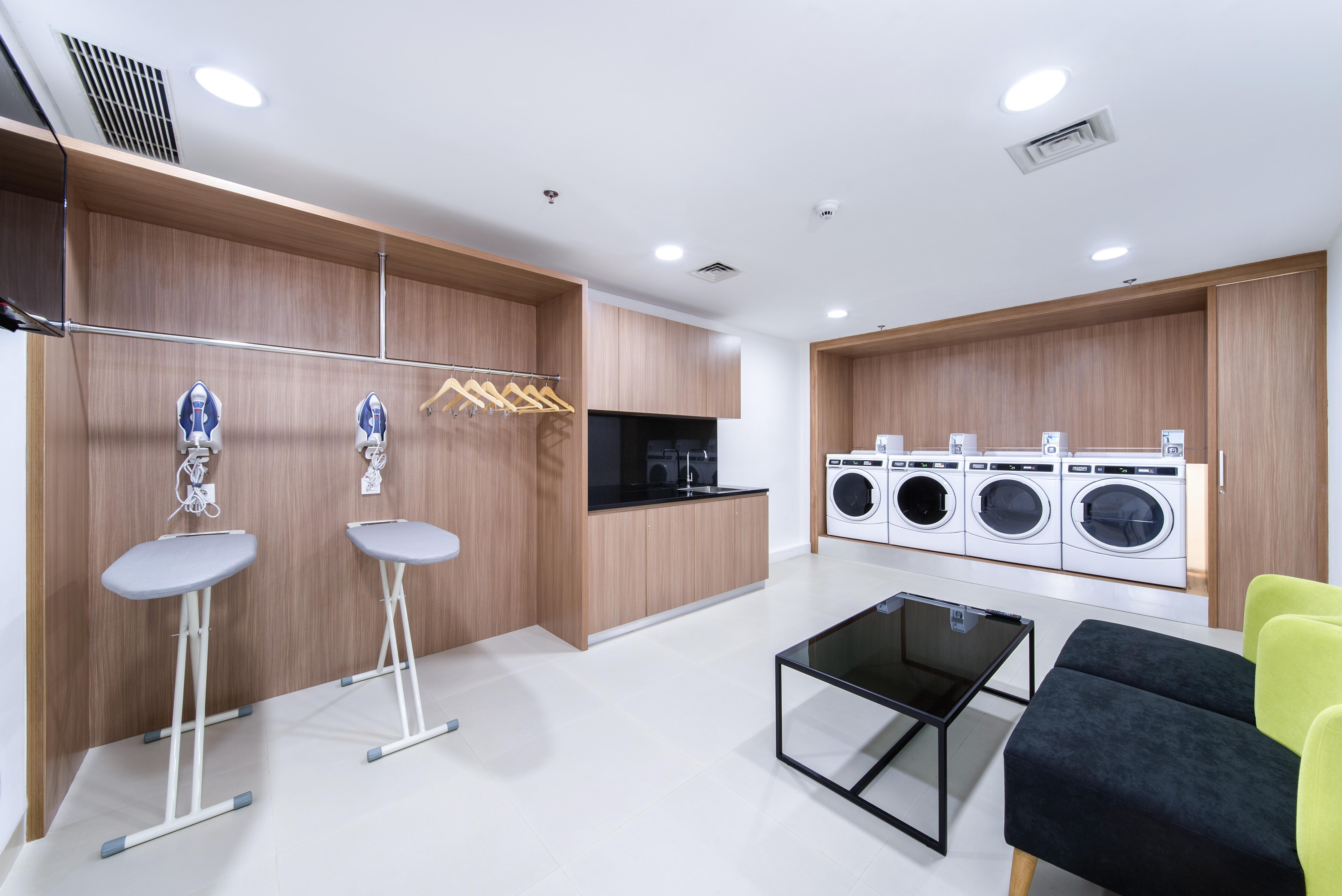 Holiday Inn Express Jakarta Matraman By Ihg Exteriör bild