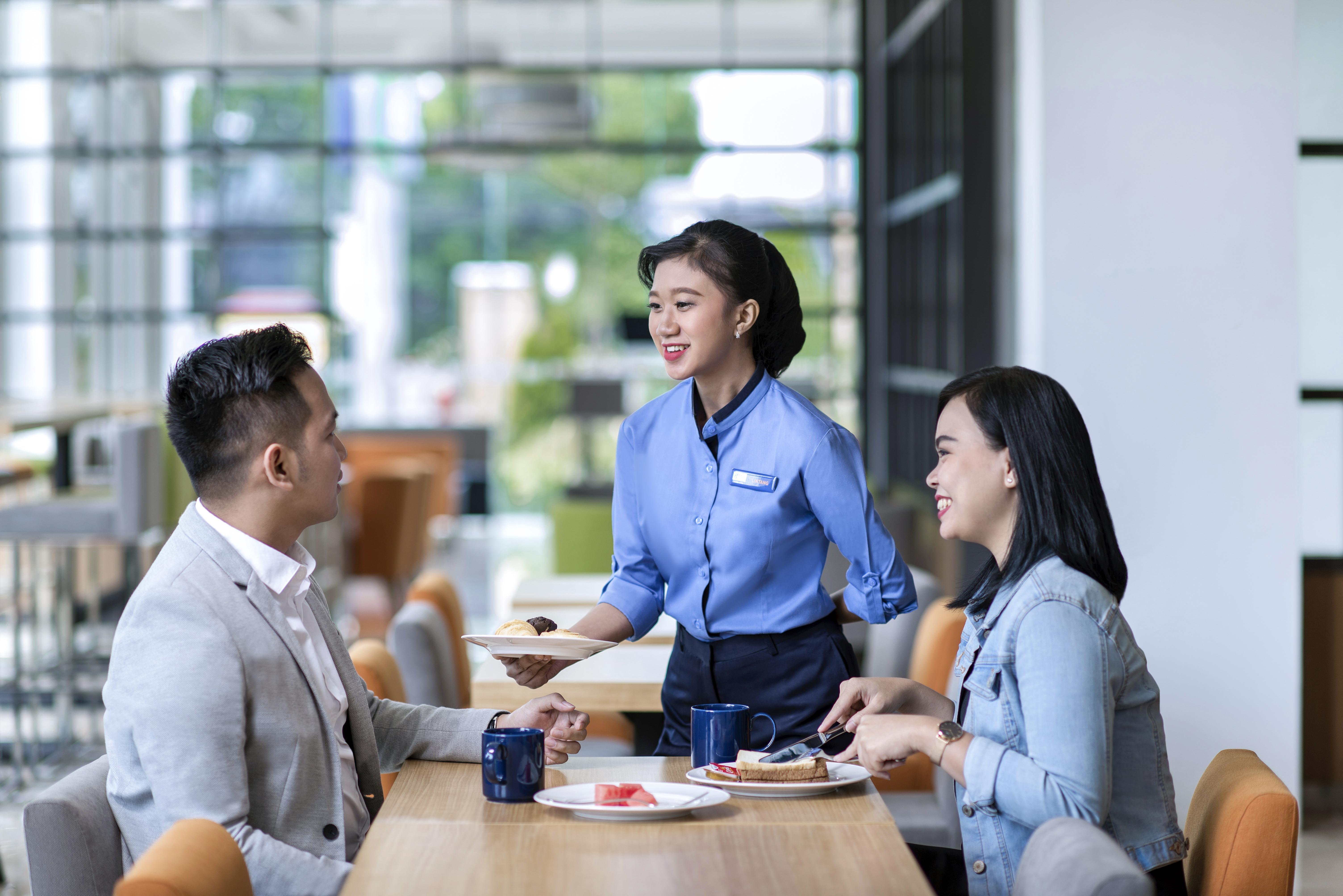 Holiday Inn Express Jakarta Matraman By Ihg Exteriör bild