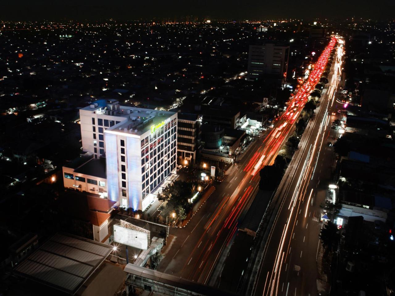 Holiday Inn Express Jakarta Matraman By Ihg Exteriör bild